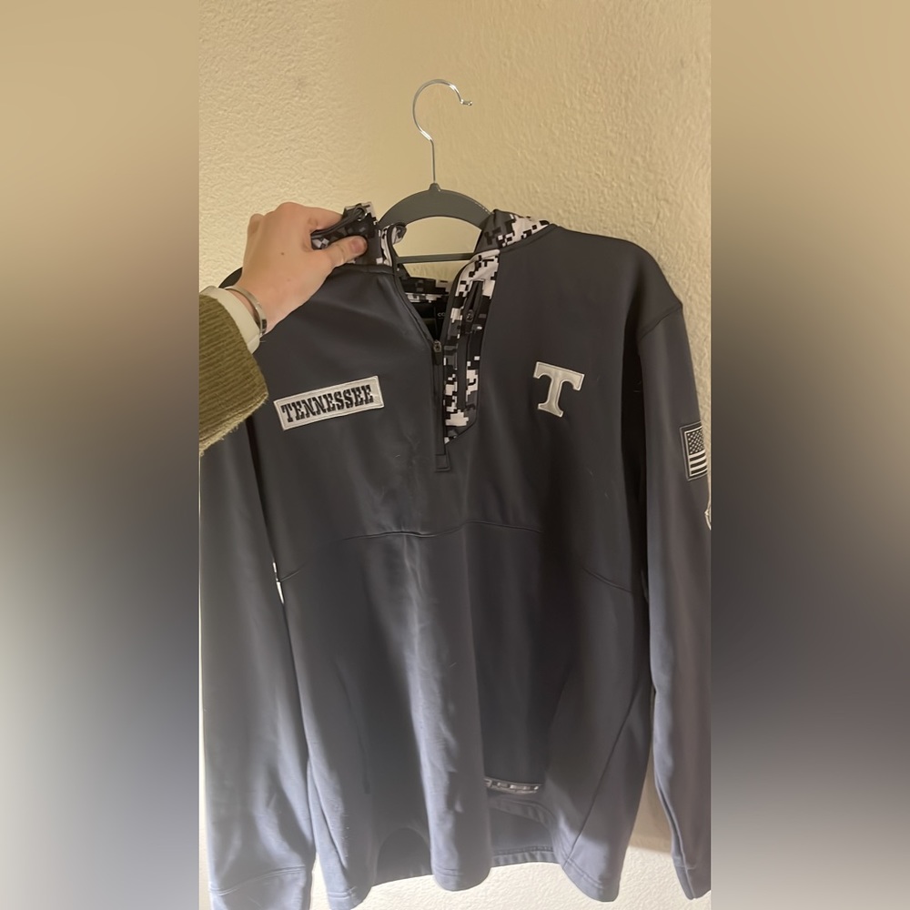 Men’s size large, half zip Tennessee hoodie